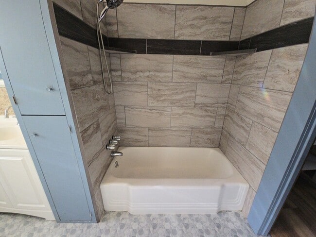 Building Photo - 3BR Eureka home offers remodeled interior, large yard and outbuildings!