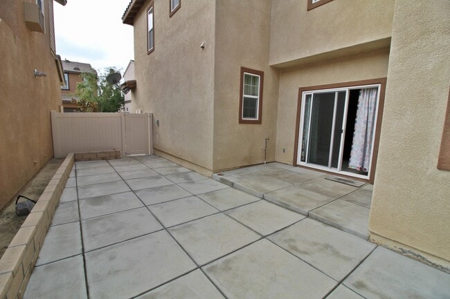 Building Photo - Oxnard | 3 bed + 2.5 bath single-family ho...