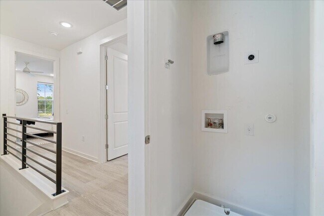 Building Photo - 2624 Metcalfe Rd