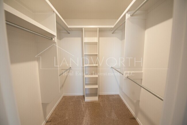 Building Photo - 3/2/2 Beautiful Townhome