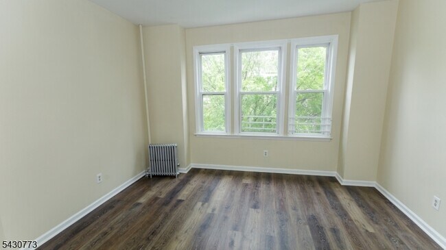 Building Photo - 428 Avon Ave