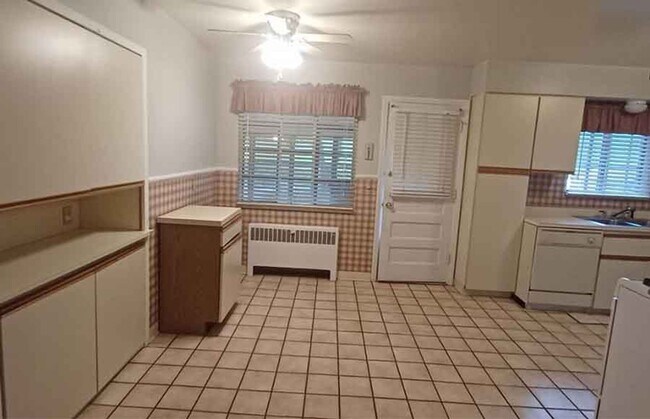 Building Photo - 1342 Spring Lawn Ave