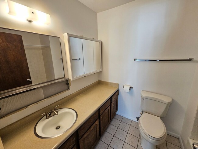 Building Photo - Great 3 Bed / 2 Bath Duplex in Millcreek