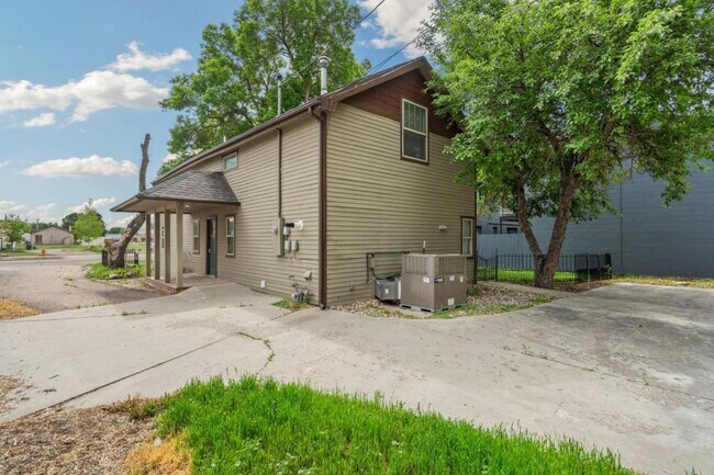 Building Photo - 751 N Garfield Ave