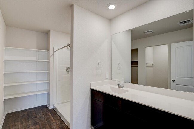 Building Photo - 121 Roanwood Dr