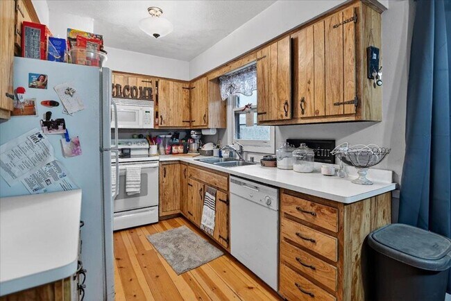 Building Photo - 5216-5218 Shorecrest Dr