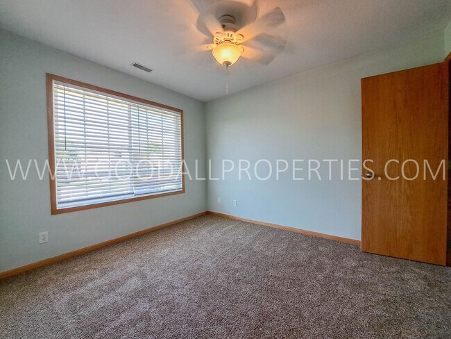 Building Photo - 3 Bedroom 3.5 Bath Urbandale Home Waukee S...