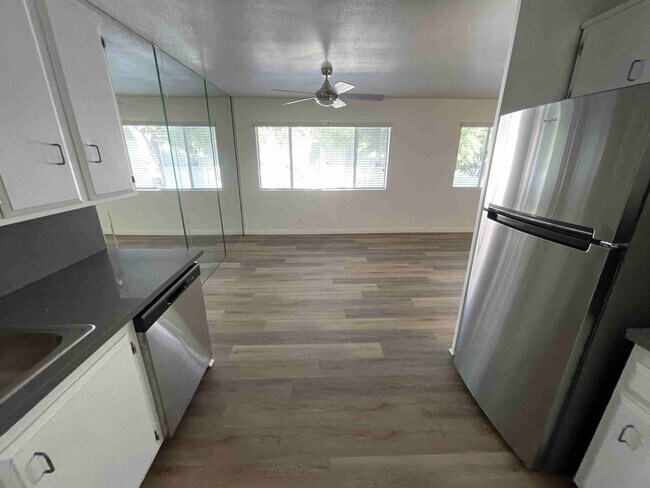 Building Photo - COMPLETELY UPDATED ONE BEDROOM APARTMENT IN TARZANA!