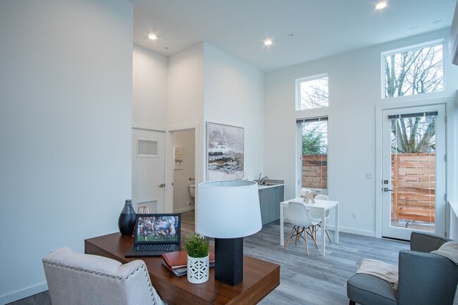 Building Photo - Modern 3BR/3BA Townhouse with Rooftop - Views of Downtown!