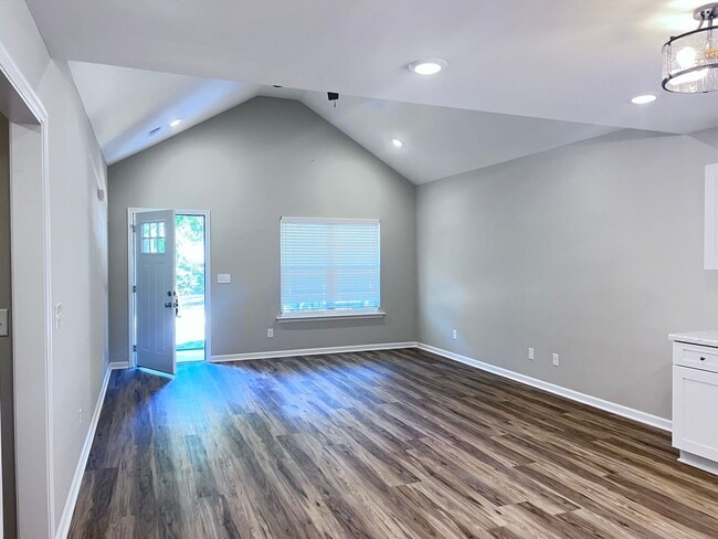 Building Photo - 631 Clary St