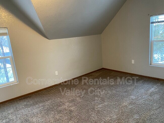 Building Photo - 642 2nd Ave NW