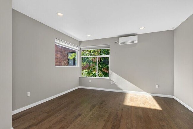 Building Photo - Trendy West Seattle Townhome w/Air Conditioning and Rooftop Deck