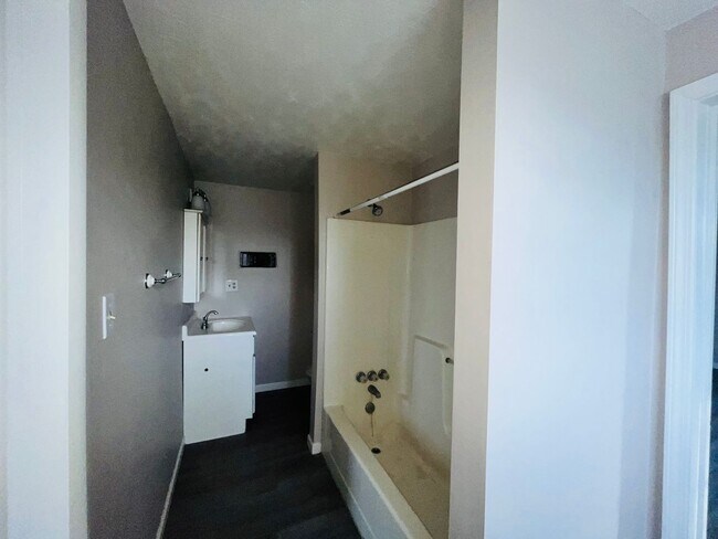 Building Photo - 321 W Main St