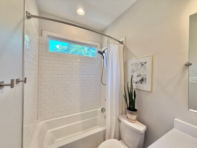 Building Photo - Stunning 3BD, 2.5BA Downtown Raleigh Home with Modern Updates, Large Fenced In Backyard, Fire Pit...