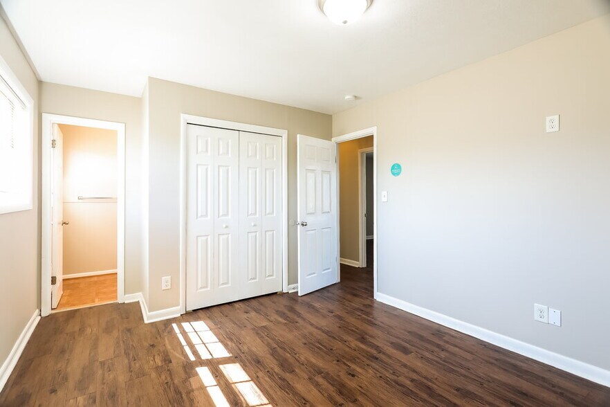 Building Photo - 909 Country View Dr NE