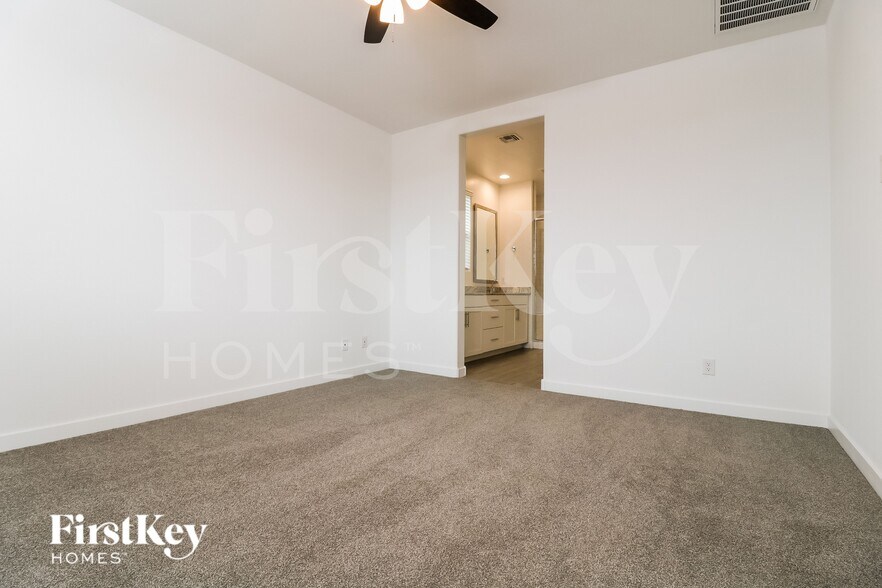 Building Photo - 12516 W Kaler Dr