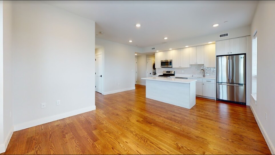 Building Photo - 15 Guilford St