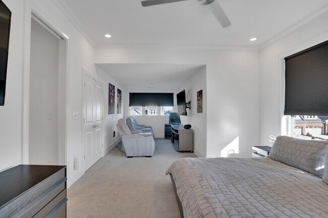 Building Photo - 1024 Club View Dr