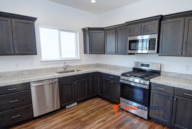 Building Photo - 7042 N Brook Ridge