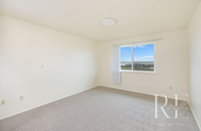 Building Photo - Skyline Serenity: Spacious Second-Floor Co...