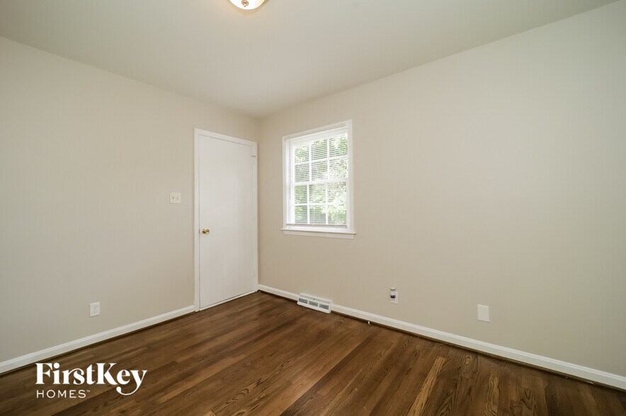 Building Photo - 2706 Northampton Dr