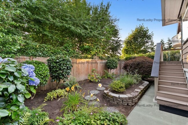Building Photo - Charming Magnolia Home with Sunny Deck & F...