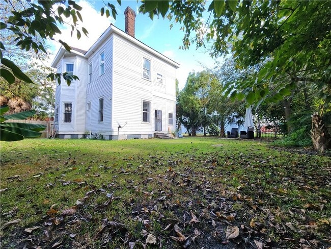 Building Photo - 106 S Bayou St