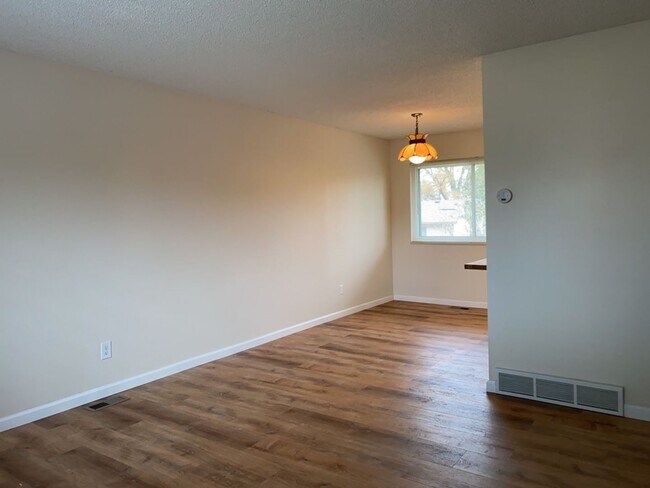 Building Photo - Spacious West-Side Tri-Level Home