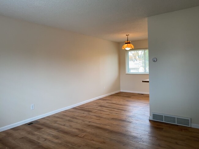 Building Photo - Start Lease by 1/5/25 and Get $500 Off 1st...