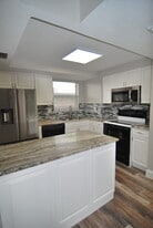 Building Photo - 729 Lori Dr