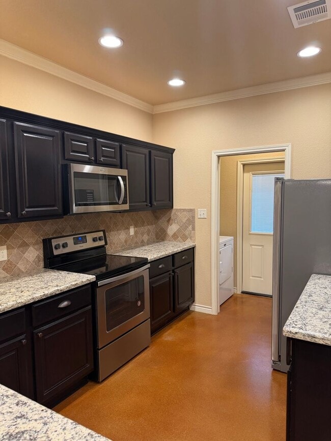 Building Photo - 3 Bedroom 3 Bath Barraks Townhome