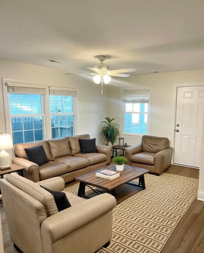 Building Photo - ***SPECIAL OFFER*** 3 Bed 1 Bath Single Family Brick Home