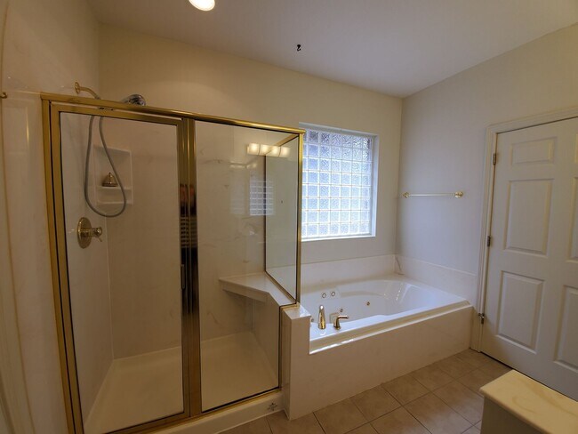 Building Photo - Beautiful Home in Saint James Woods