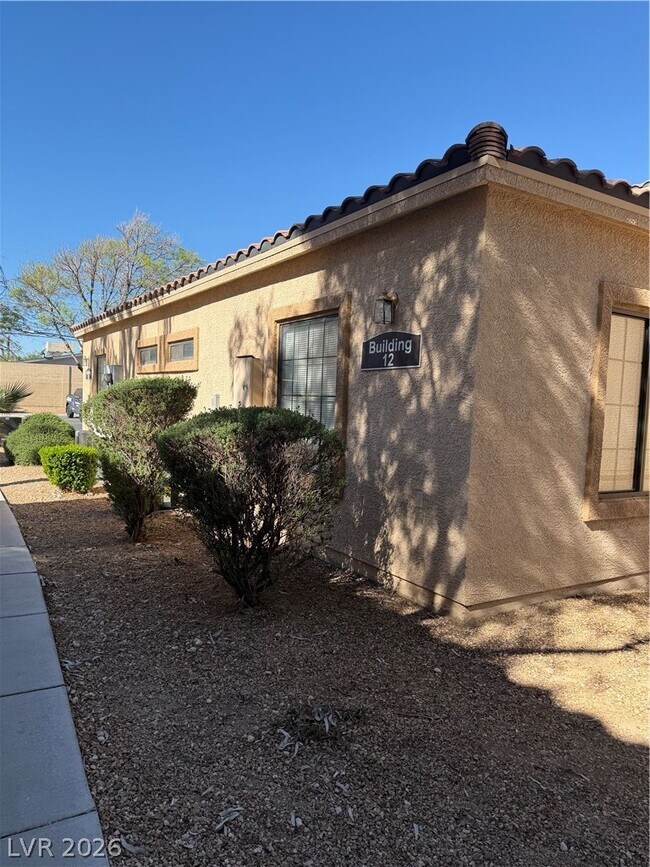 Building Photo - 2060 Rancho Lake Dr