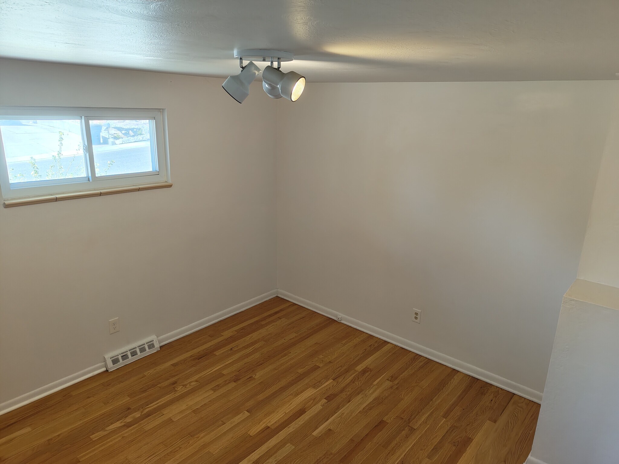 Bedroon #1 - 7114 Newland St