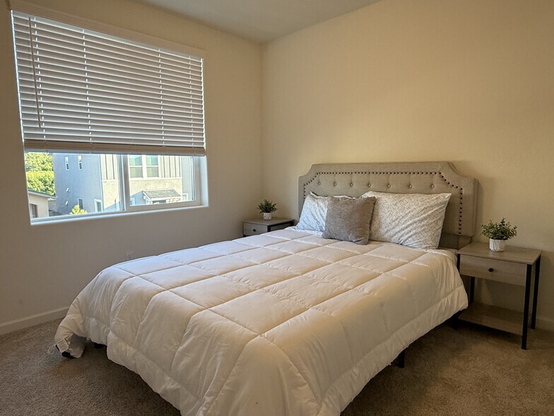 Guest Bed 1 - 6390 E Meritage Dr