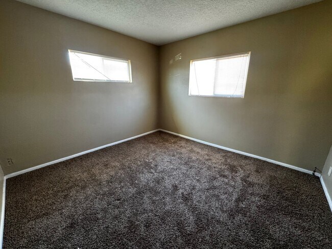 Building Photo - Beautiful 3 bedroom 2 bathroom home.