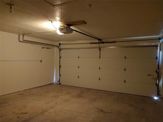 Building Photo - 2119 Teresa Dr