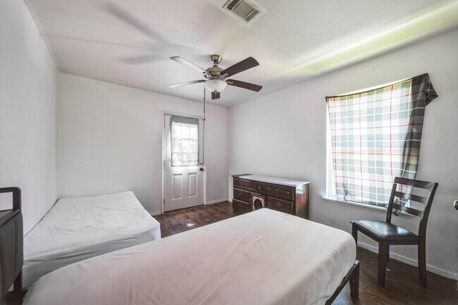 Building Photo - Charming 2BR Duplex in Austin