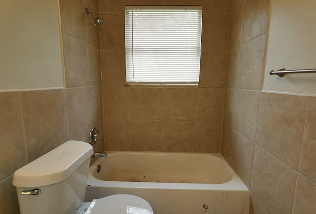 Building Photo - 4 Bedroom 2 bath in Valley High