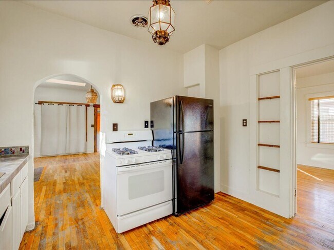 Building Photo - 2 Bedroom 2 Bathroom