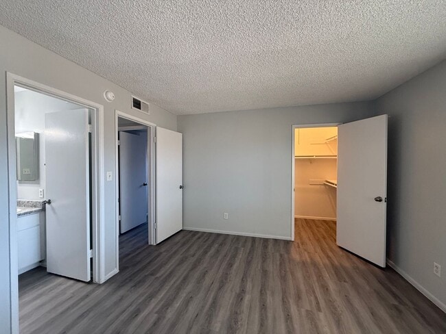 Building Photo - Renovated Glendale 3 Bedroom Condo with New Flooring