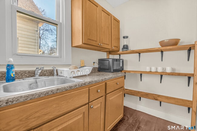 Building Photo - 766 George St