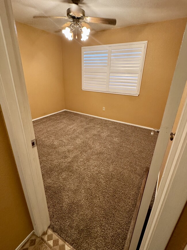Building Photo - 1530 Burgundy Dr