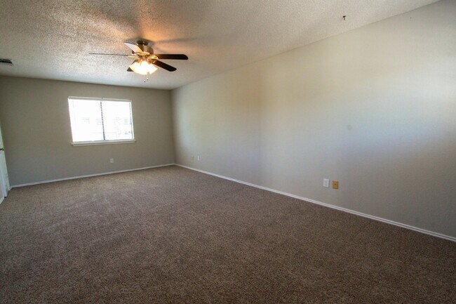 Building Photo - Updated 4 Bedroom • 2.5 Bath • West Round Rock • Downstairs Primary Suite • Two Living Areas • La...