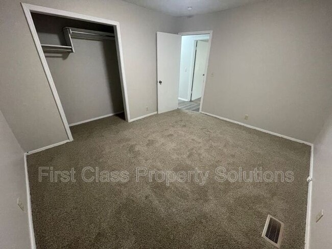 Building Photo - 623 N Canadian Terrace