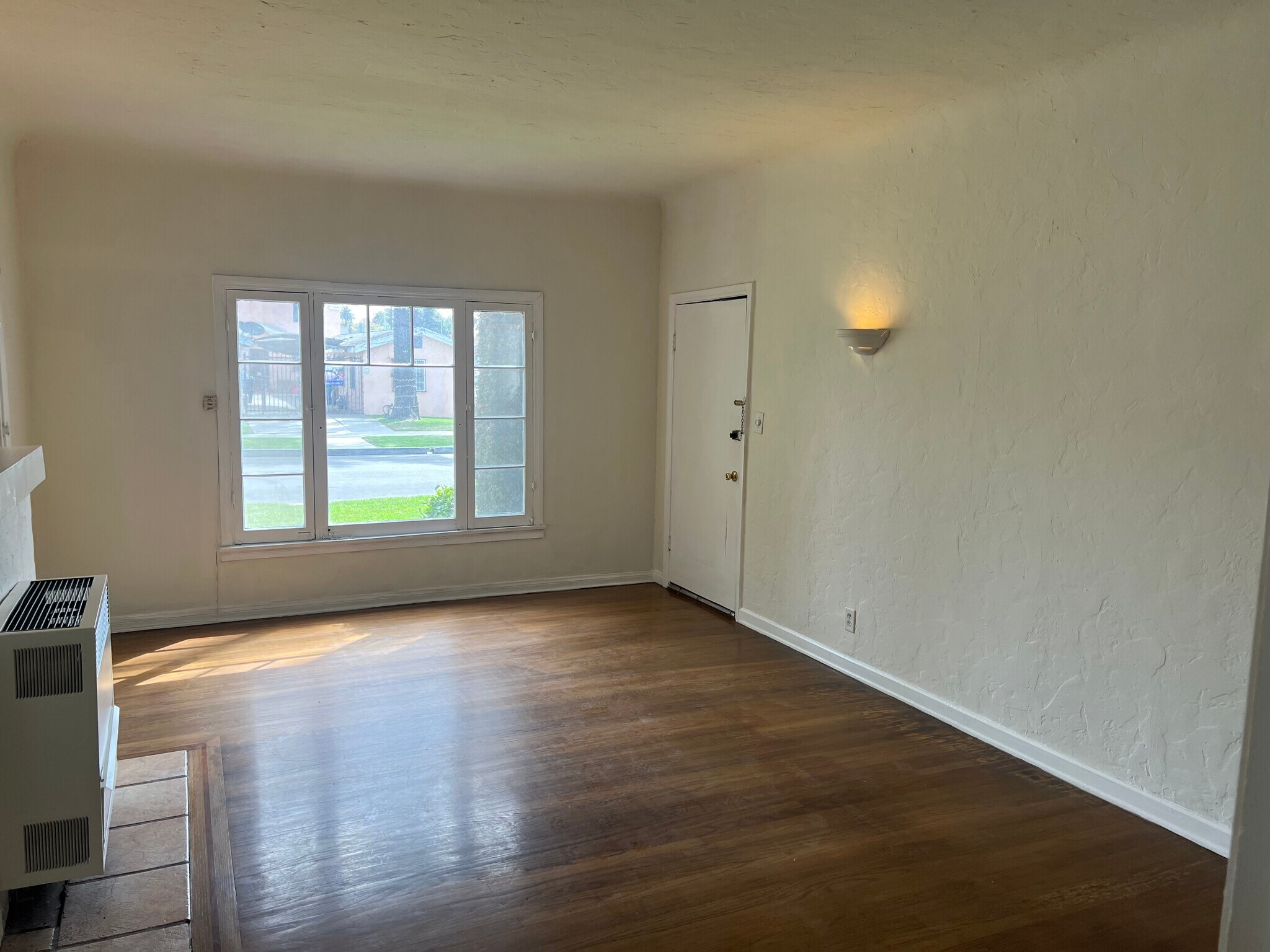 Building Photo - 2745 S Palm Grove Ave