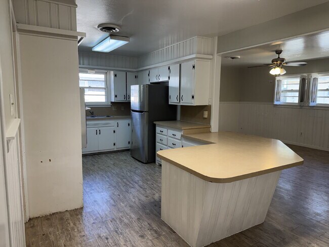 Building Photo - "Spacious 4-Bedroom Home with 2 Full Baths in Lubbock – 1,984 Sq Ft of Comfort!"