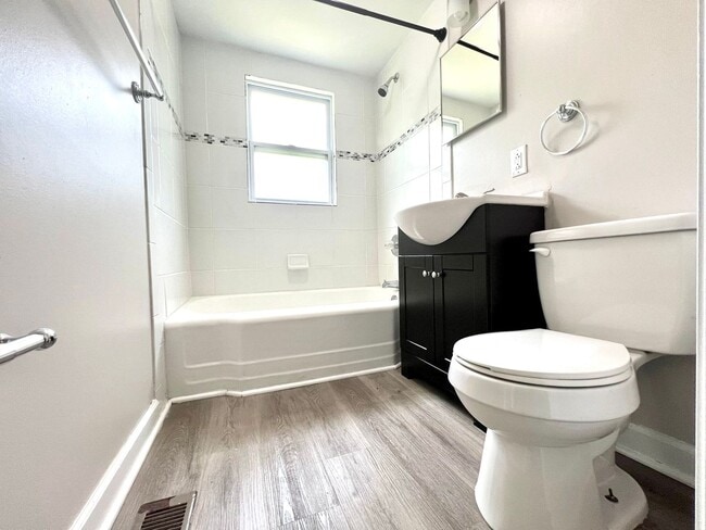 Building Photo - Stunning 4BR/2BA Home in Charlotte!
