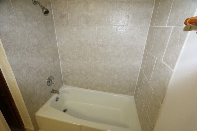 Building Photo - 2319 Quail Valley E Dr